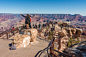 Ausblicke auf den Grand Canyon vom South Rim Trail in der Nähe des Mather Point; Arizona, Vereinigte Staaten von Amerika