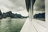 Ha Long Bay mit Booten; Provinz Quang Ninh, Vietnam