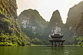 Ninh Binh-Landschaft mit Karstformationen; Ninh Binh-Provinz, Vietnam