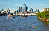 Boote auf der Themse mit Wolkenkratzern und Wahrzeichen; London, England
