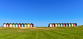 Bunt bemalte Strukturen, die als Umkleidekabinen am Strand an der Küste genutzt werden; Blyth, Northumberland, England