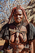 Himba-Frau trägt Schmuck, Himba-Dorf; Kamanjab, Namibia