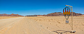 Fahrt auf einer langen Trockenstraße, Namib-Wüste; Namibia