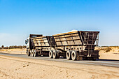 Lastwagen mit Salz aus der Salzmine, Walvis Bay, Skelettküste, Dorob-Nationalpark; Namibia