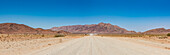 Lange leere Straße in der Wüste, Namib-Naukluft-Nationalpark; Namibia