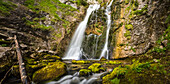 Kaskaden des Wasserlochklamm-Wasserfalls in den österreichischen Alpen, gesticktes Panoramabild; Wasserlochklamm, Landl, Österreich