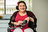 Maori-Frau mit Cerebralparese in einem Rollstuhl; Wellington, Neuseeland