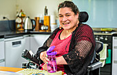 Maori-Frau mit Cerebralparese im Rollstuhl; Wellington, Neuseeland