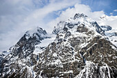 Schroffe Gipfel schneebedeckter Berge, italienische Seite des Mont Blanc; Courmayeur, Aostatal, Italien