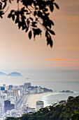 Sonnenaufgang über Rio de Janeiro von der Rocinha Favela aus gesehen; Rio de Janeiro, Rio de Janeiro, Brasilien