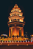 Unabhängigkeitsdenkmal in Phnom Penh bei Nacht; Phnom Penh, Phnom Penh, Kambodscha