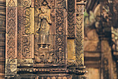 Detail der geschnitzten Fassade des Banteay-Srei-Tempels, Angkor Wat-Komplex; Siem Reap, Kambodscha