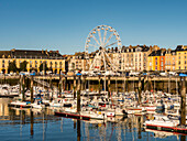 Hafen voller Boote und einem Riesenrad; Dieppe, Normandie, Frankreich