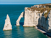 Natürlicher Bogen in den Kreidefelsen mit türkisfarbenem Wasser entlang der Küste, Kreidekomplex von Etretat; Etretat, Normandie, Frankreich