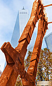 Ein Überbleibsel der Eisensäulen des ursprünglichen World Trade Centers, die über dem aktuellen World Trade Center stehen, mit einem Zitat des Architekten des ersten World Trade Centers, Minoru Yamasaki; New York City, New York, Vereinigte Staaten von Amerika