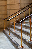 Dekorative Handläufe und Muster an den Kanten von Treppen in einem Gebäude in Manhattan; New York City, New York, Vereinigte Staaten von Amerika