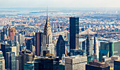 Chrysler Building und die Queensboro Bridge über den East River, Manhattan; New York City, New York, Vereinigte Staaten von Amerika
