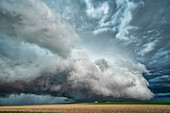 Dramatischer Himmel über den Ebenen des Mittleren Westens der Vereinigten Staaten während der Tornadosaison. Erstaunliche Wolkenformationen zeigen die Kraft und die Schönheit von Mutter Natur; Nebraska, Vereinigte Staaten von Amerika