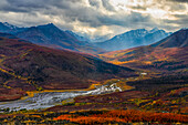Die Herbstfarben tauchen die Landschaft entlang des Dempster Highway, Yukon, in bunte Farben. Dieser Ort ist zu jeder Jahreszeit wunderschön, aber im Herbst hat er eine ganz andere Ausstrahlung; Yukon, Kanada