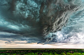 Superzellen-Gewitterwolken zeigen die Kraft von Mutter Natur. Gewaltige Wolken bauen sich auf und entfesseln mächtige Stürme, die ein wunderschönes und ehrfurchtgebietendes Spektakel erzeugen; Colorado, Vereinigte Staaten von Amerika