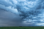 Erstaunliche Wolken über der Landschaft des mittleren Westens der USA, während sich Superzellengewitter entwickeln. Auf Film festgehaltene Blitze; Nebraska, Vereinigte Staaten von Amerika