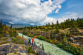 Zwei Frauen stehen mit Blick auf den Tutshi River nahe der Grenze zwischen Yukon und British Columbia; Yukon, Kanada