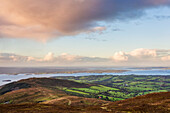 Landschaftsaufnahme eines irischen Hügels und einer Landschaft mit einem See in der Ferne; Tauntinna, Grafschaft Tipperary, Irland