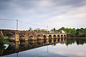 O'Briens Bridge, eine alte Steinbrücke über den Fluss Shannon mit ihrem Spiegelbild im Wasser; County Clare, Irland