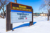 Ein Schild an einem Freizeitzentrum für Senioren, das auf die Schließung von Einrichtungen während der Weltpandemie COVID-19 hinweist; Edmonton, Alberta, Kanada