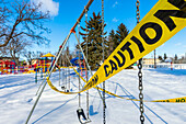 Ein Spielplatz, der während der COVID-19-Weltpandemie mit Absperrband abgesperrt wurde; Edmonton, Alberta, Kanada