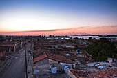 Übersicht über die Dächer von Gebäuden in der Abenddämmerung, Cienfuegos, Kuba, Westindien, Karibik