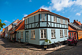 Typische bemalte Häuser und Kopfsteinpflasterstraße, Dorf Aeroskobing, Insel Aero, Halbinsel Jütland, Region Syddanmark, Dänemark, Europa