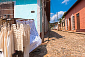 Nahaufnahme eines Souvenirladens und einer Straßenszene, Trinidad, Kuba, Westindische Inseln, Karibik
