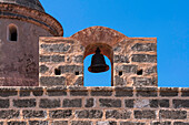 Nahaufnahme von Glocke und Steinmauer, Festung Castillo de Jagua, Provinz Cienfuegos, Kuba, Westindische Inseln, Karibik