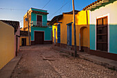 Bunte Gebäude auf Kopfsteinpflasterstraße, Trinidad, Kuba, Westindien, Karibik