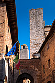 Gebäude und Fahnen, San Gimignano, Provinz Siena, Toskana, Italien