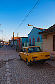 Straßenszene mit altem Auto, Trinidad de Cuba, Kuba