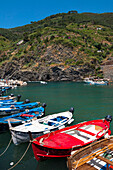 Boote im Wasser, Vernazza, Cinque Terre, Bezirk La Spezia, Italienische Riviera, Ligurien, Italien