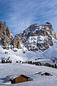 Berghütten, Grödnerjoch und Sellagruppe, Gröden, Bezirk Bozen, Trentino Südtirol, Dolomiten, Italien