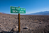 Schild "100 Feet Below Sea Level", Death Valley National Park, Kalifornien, USA