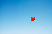 Roter Luftballon im Himmel