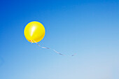 Gelber Ballon im Himmel