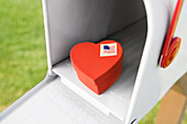 Herzförmige Box im Briefkasten