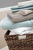 Korb mit gefalteten Handtüchern und Bettlaken