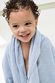 Junge nach Bad in Handtuch gewickelt