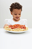 Junge mit Teller Spaghetti
