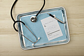 Stethoskop, Stift und Rezept auf medizinischem Tablett, Birmingham, Alabama, USA