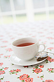 Teetasse mit gebrauchtem Teebeutel auf dem Tisch, Studioaufnahme