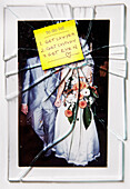 Zertrümmertes Hochzeitsfoto mit einer To-Do-Liste auf einem Klebezettel