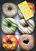 Designer Donuts mit Notiz